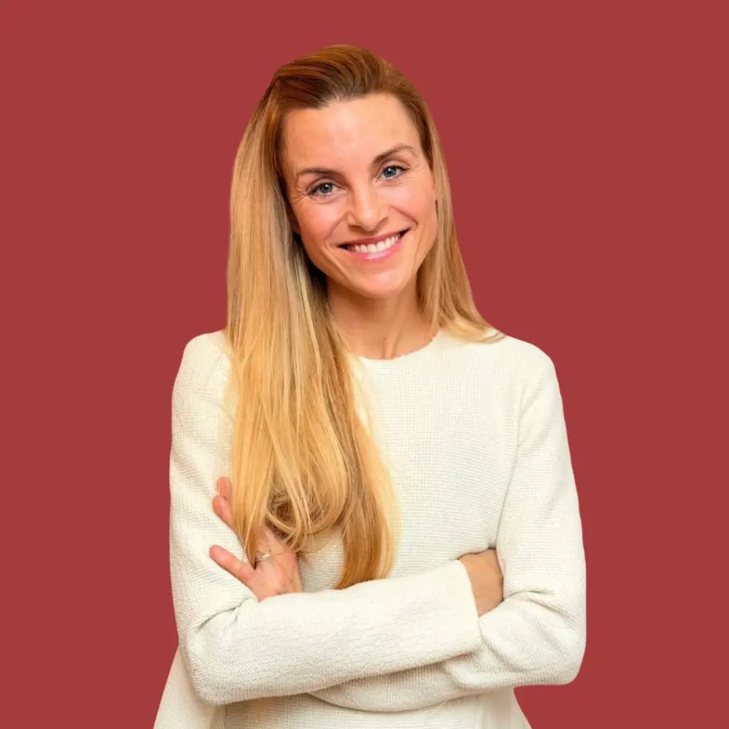 Anja Prieler-Kemboi vor rotem Hintergrund