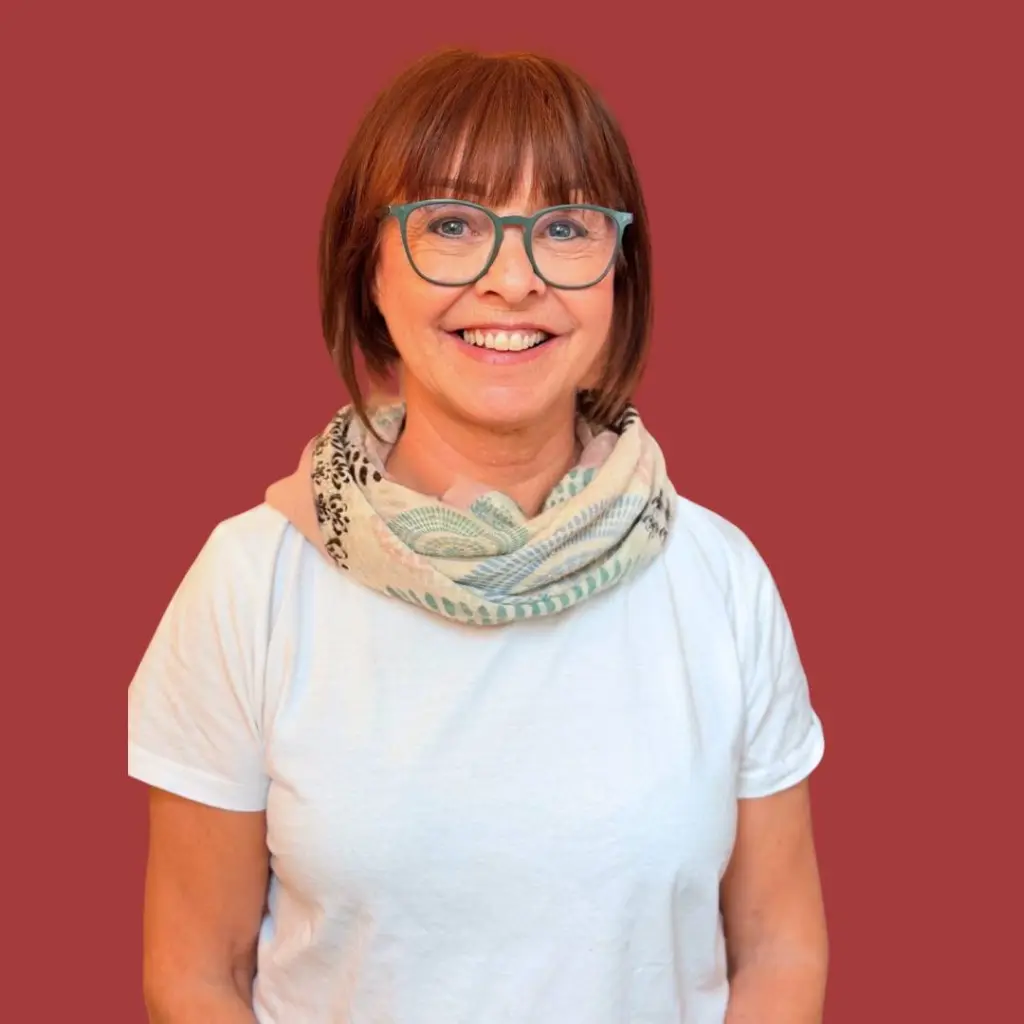 Gundi Prieler vor rotem Hintergrund